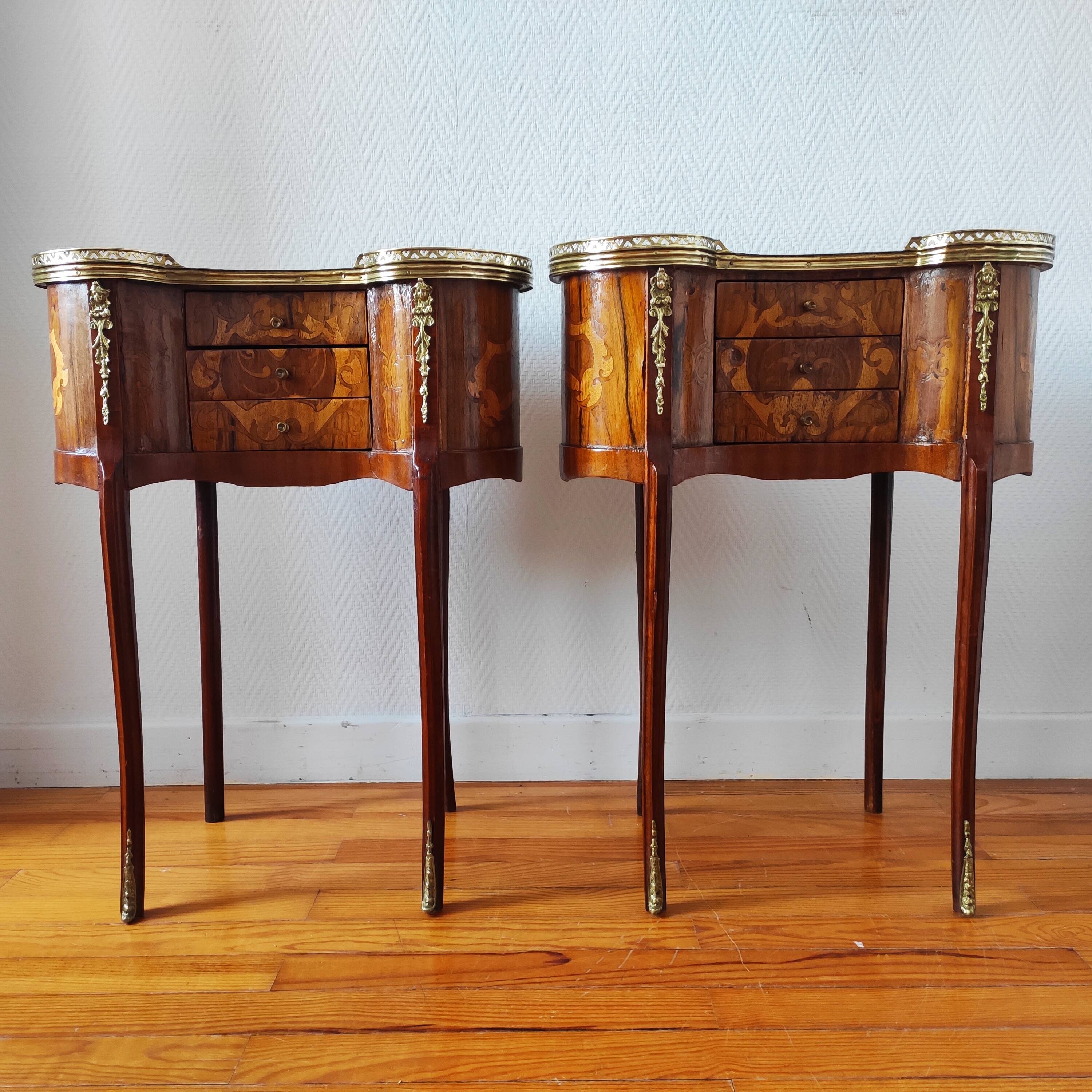 Paire de tables de chevet style Louis XV en bois marqueté