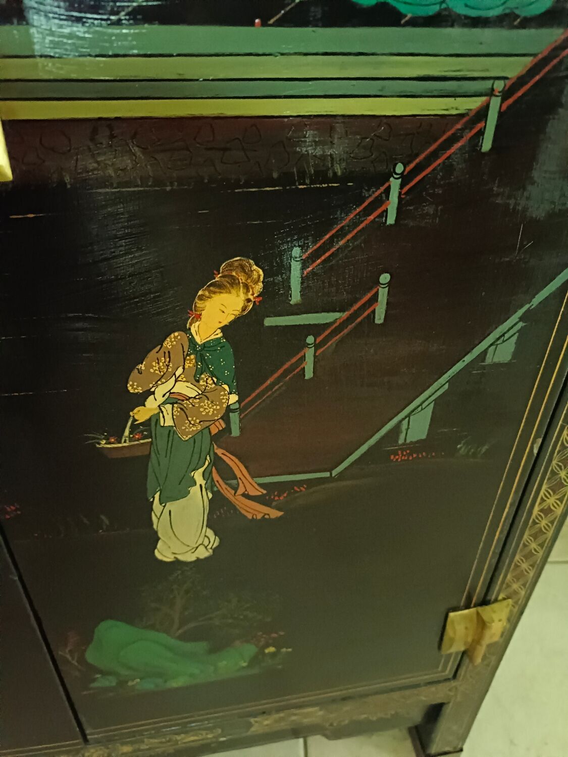 Chinese sideboard lacquered and hand painted