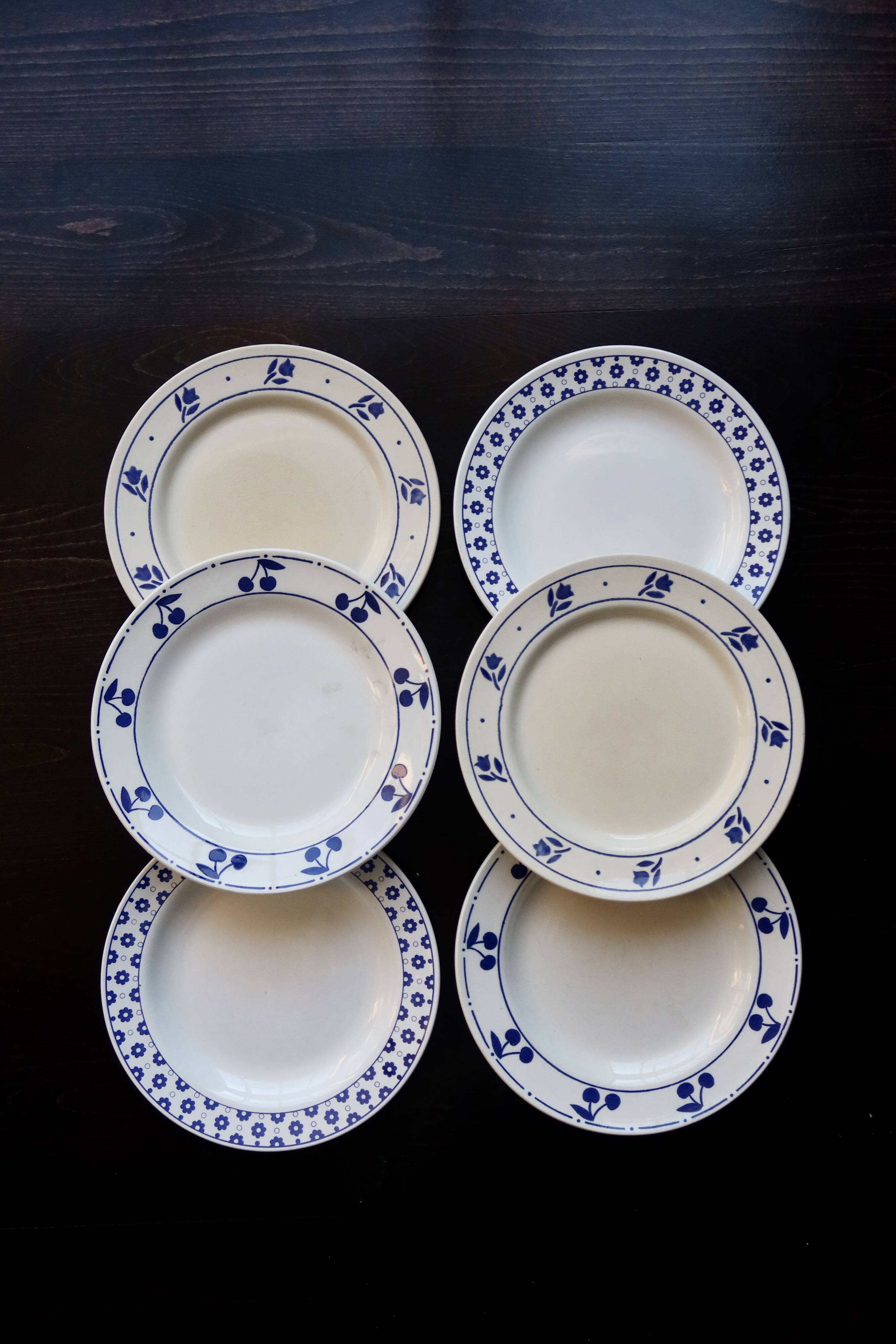 6 mismatched vintage flat plates in blue and white porcelain