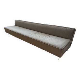Gubbi modern line sofa 83 x 300 x 70 light grey velvet, brass feet