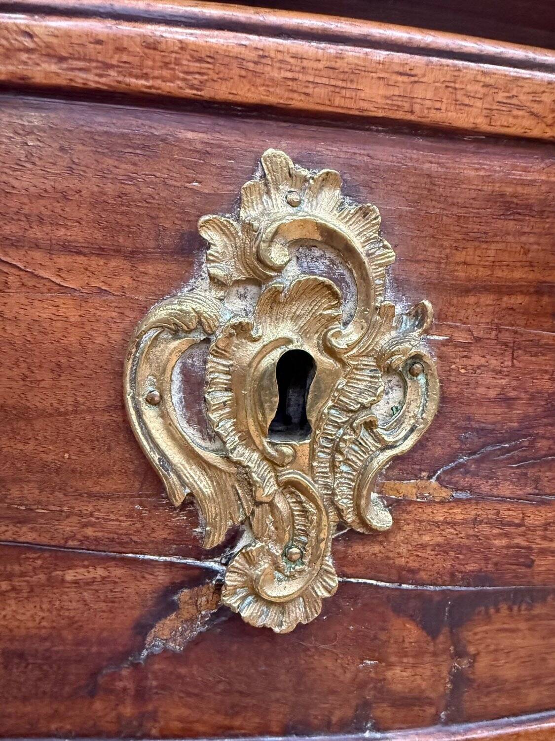 Regency period commode – Solid walnut – Chiselled gilded bronze