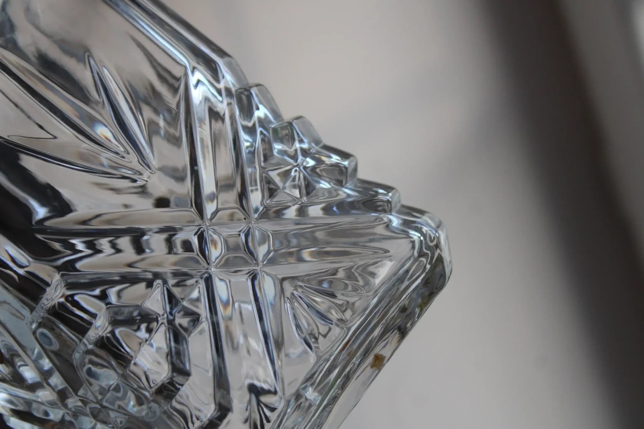 Vintage whisky carafe by Cristal d’Arques with geometric design and stopper – H 26 cm