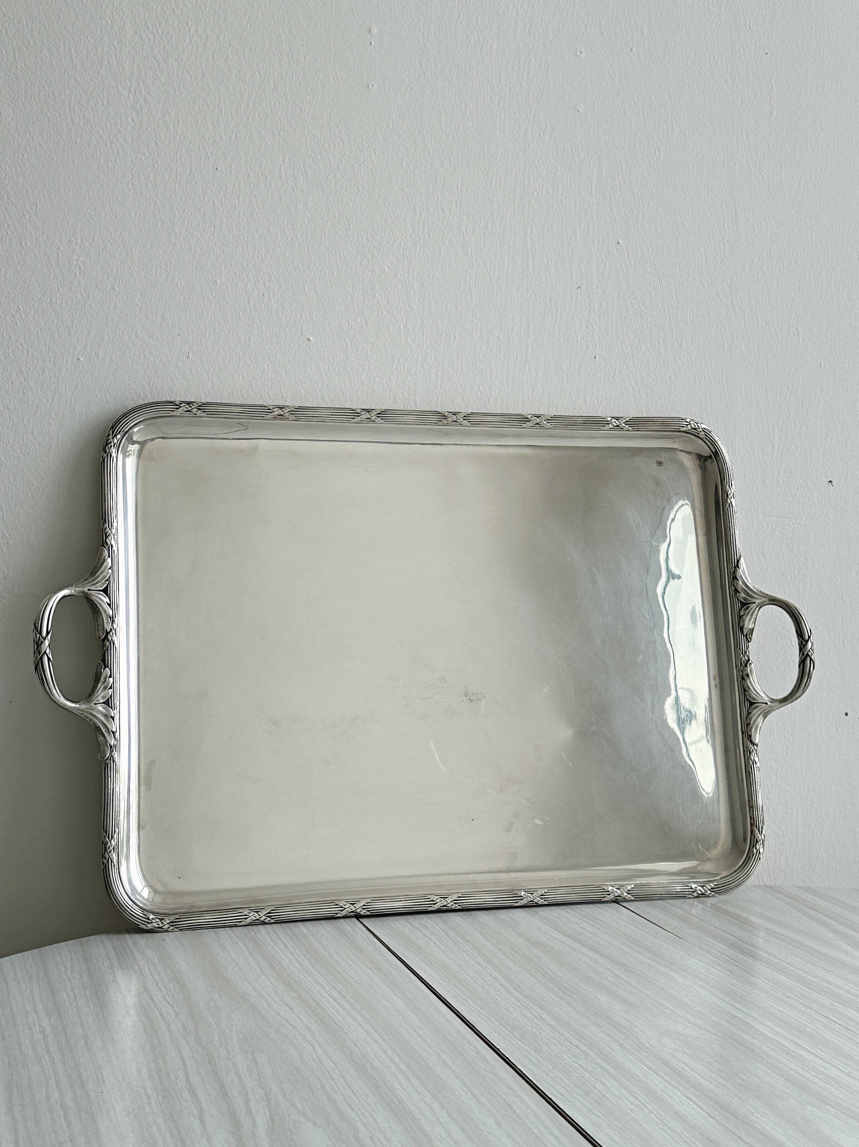Grand plateau rectangulaire en métal argenté