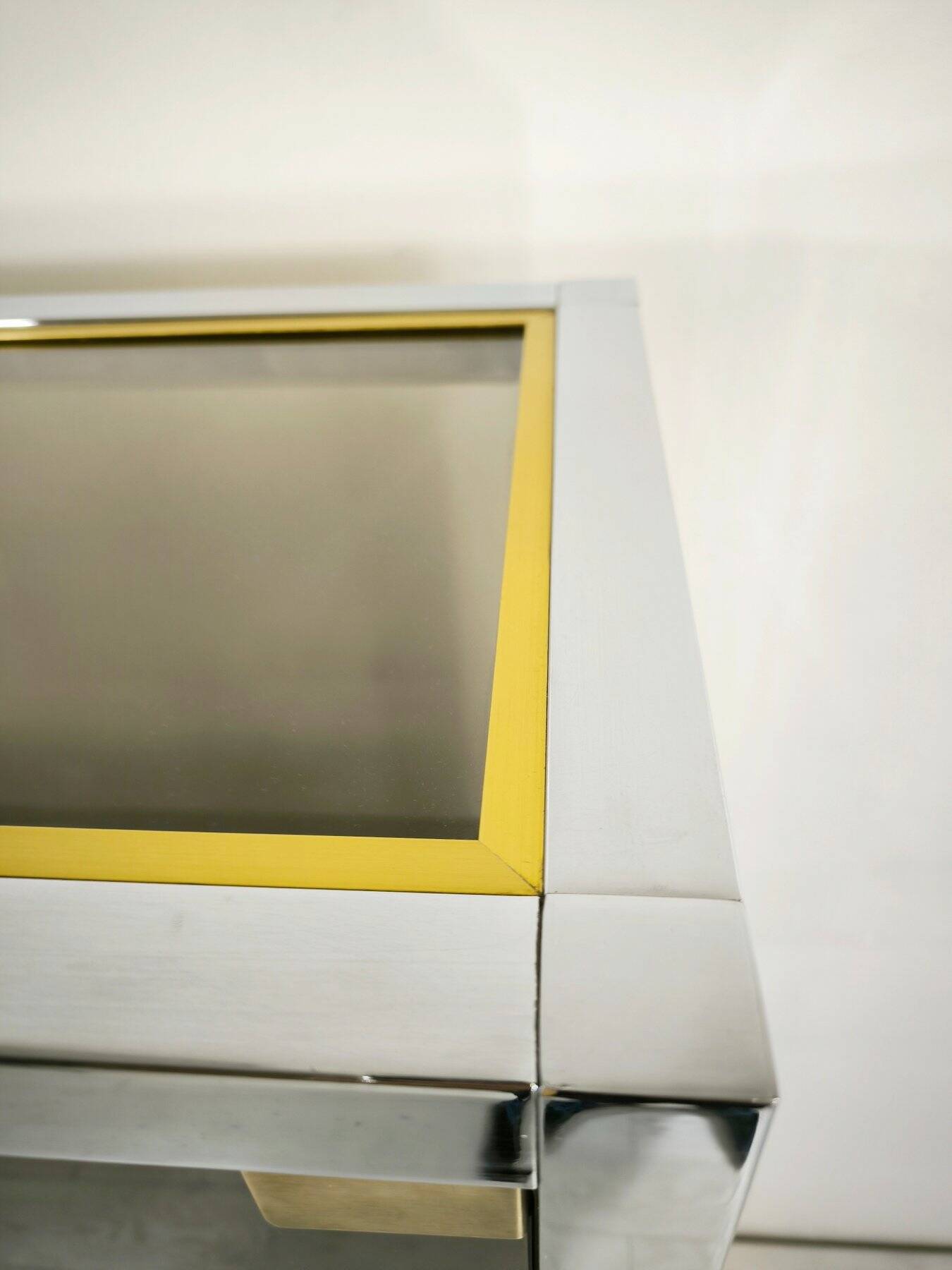 Vitrine Renato Zevi en laiton et verre fumé