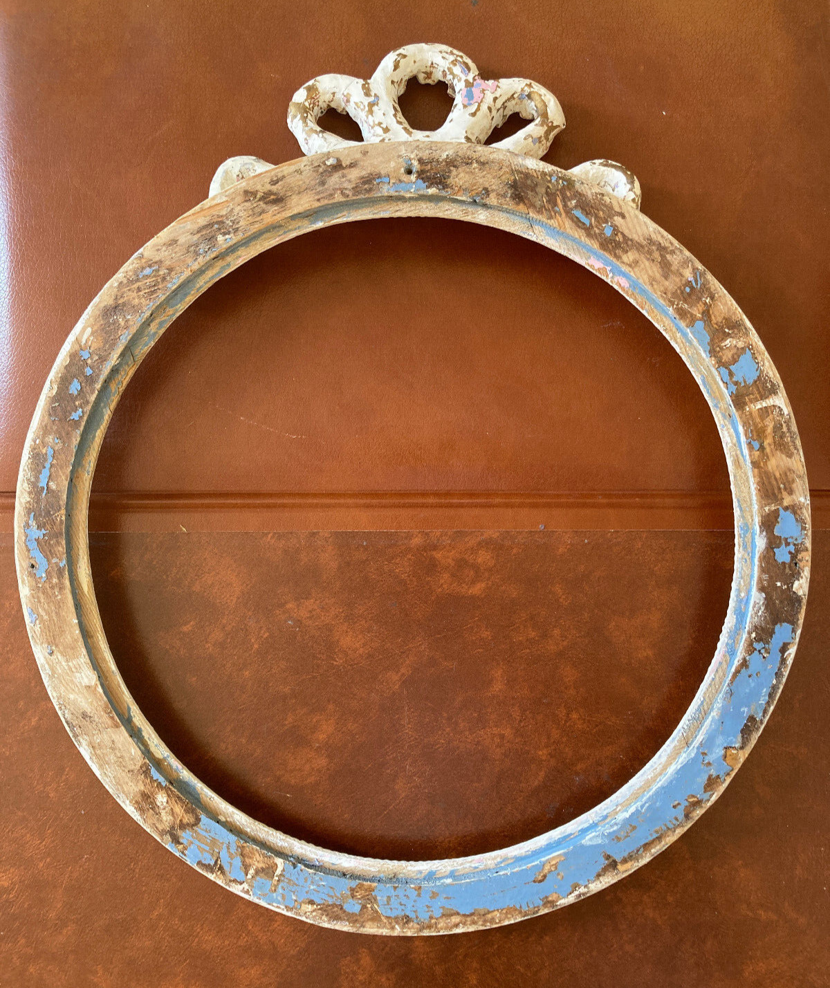 Large round carved wooden frame with ribbon knot decoration - Shabby chic