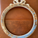 Large round carved wooden frame with ribbon knot decoration - Shabby chic