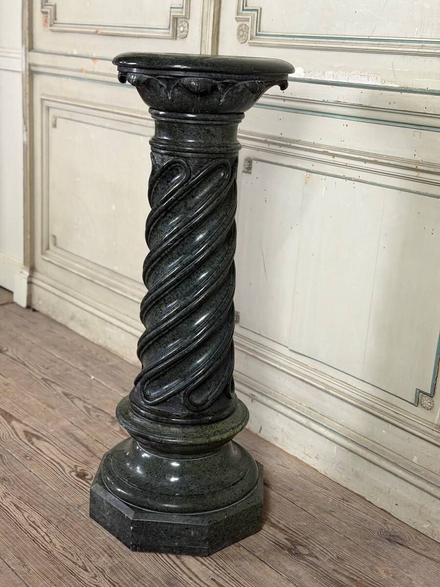 Column in green serpentine marble, shaft sculpted in a spiral, circa 1880