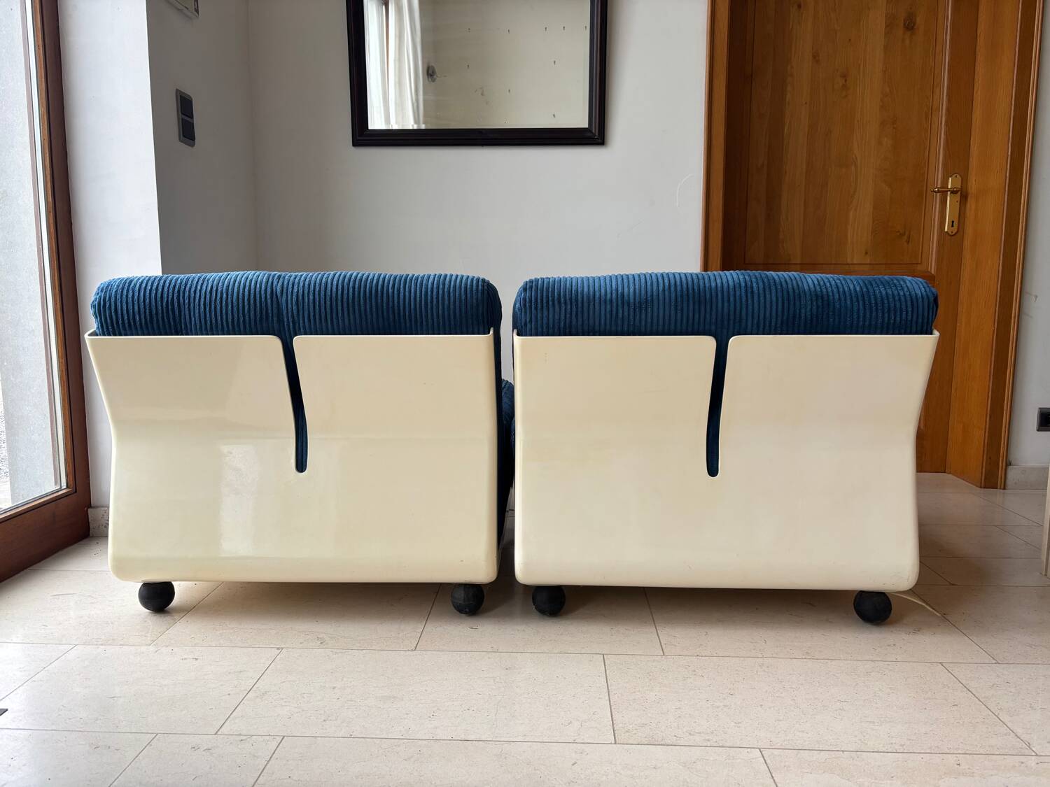 Paire de fauteuils / chauffeuses amanta par mario bellini