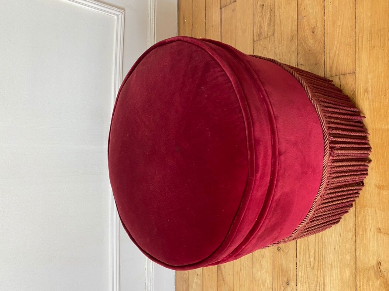 Pouf en velours rouge