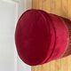 Pouf en velours rouge