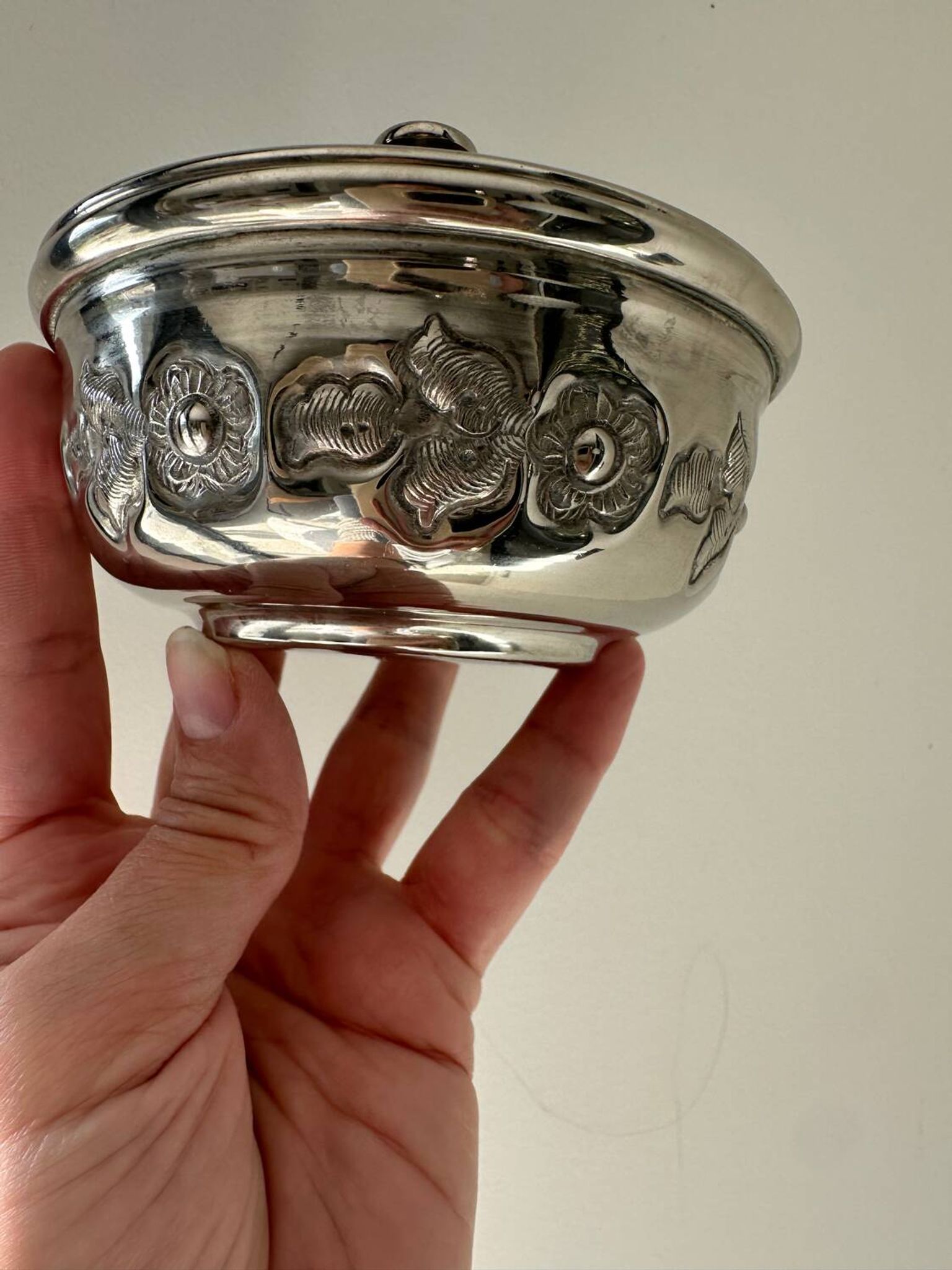 Boîte ancienne en métal argenté avec décor floral