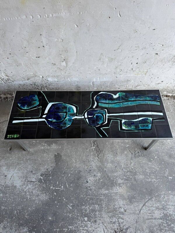 Table basse Denisco en céramique, style années 50 — plateau en carreaux émaillés noirs, bleus et blancs, piètement en métal argenté