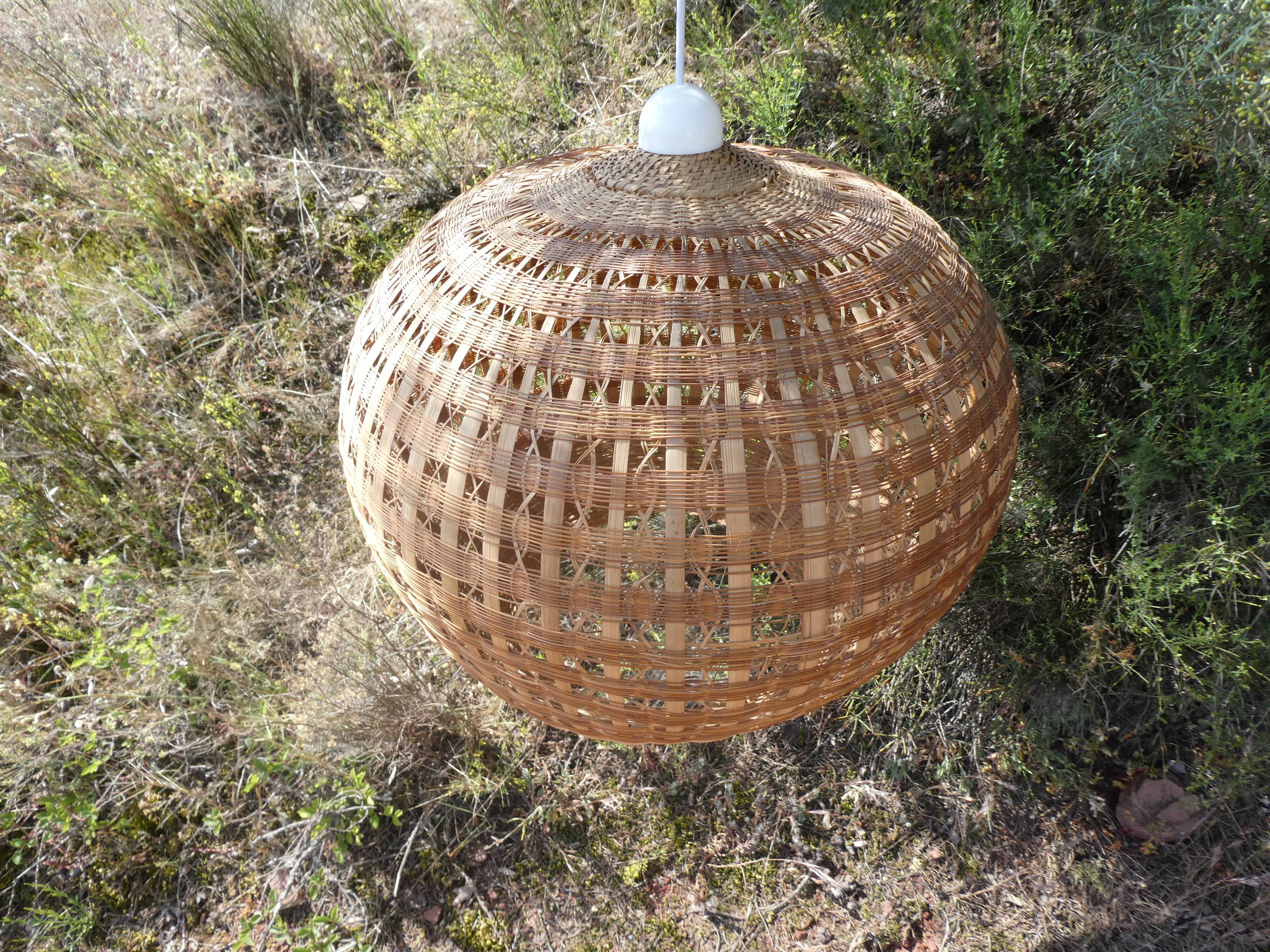 Suspension ball in rattan straw