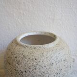 Vase en grès moucheté aux tons neutres