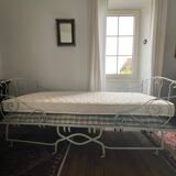 lit pliant en fer avec matelas
