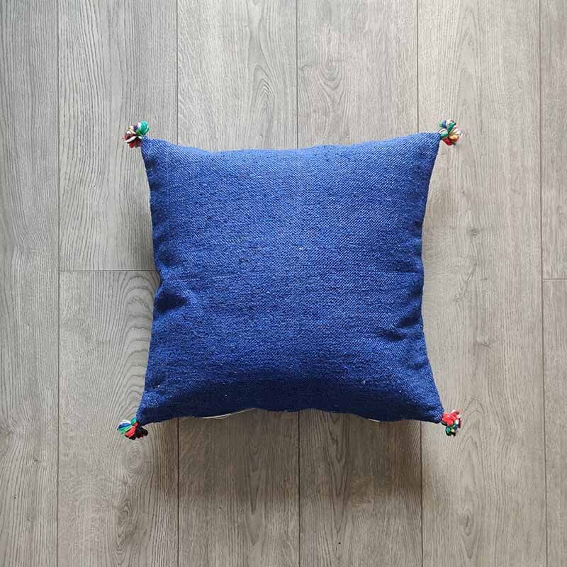 Coussin marocain bleu à pompon en coton