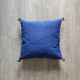 Coussin marocain bleu à pompon en coton