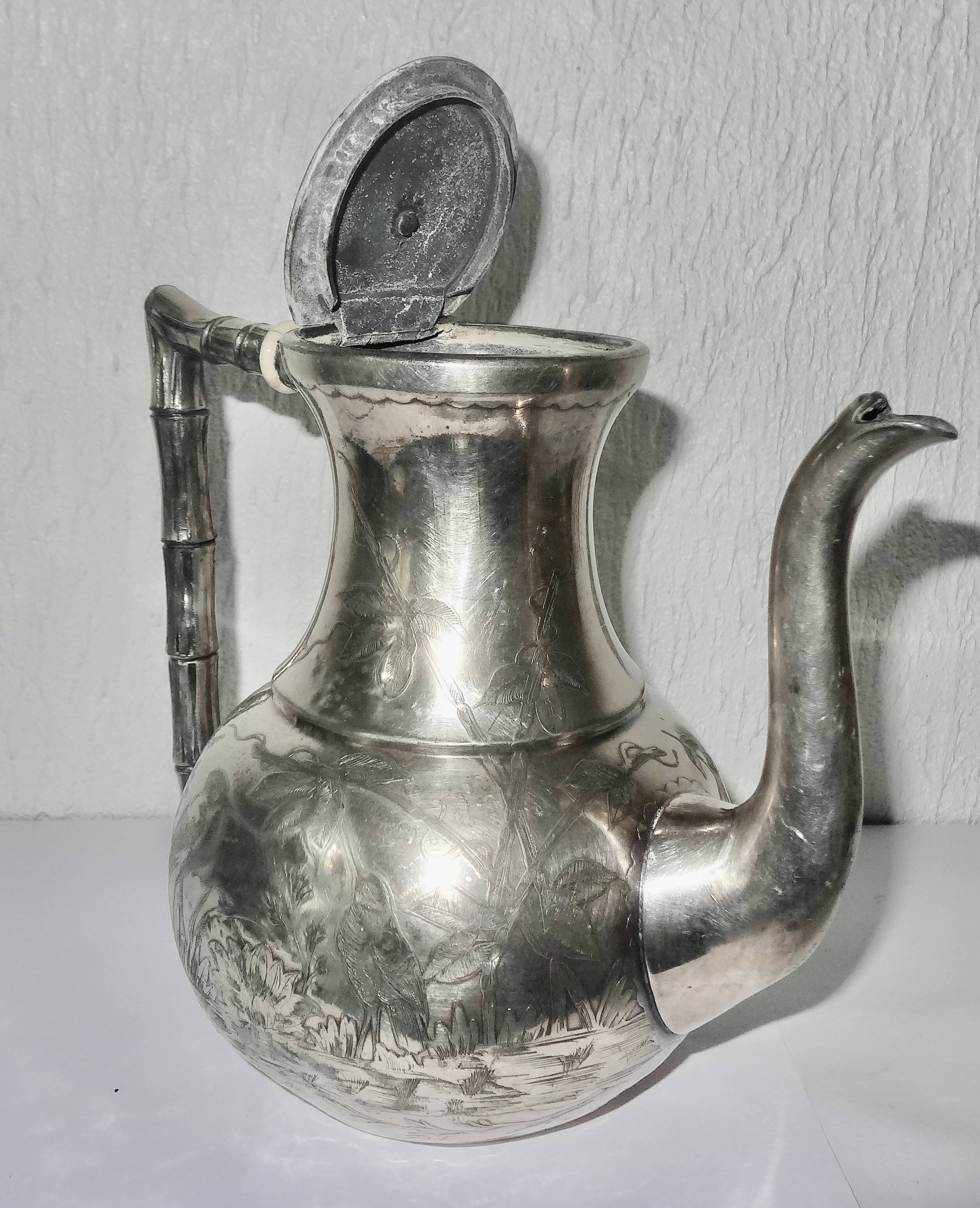Théière Art Déco en métal argenté à décor d'oiseaux