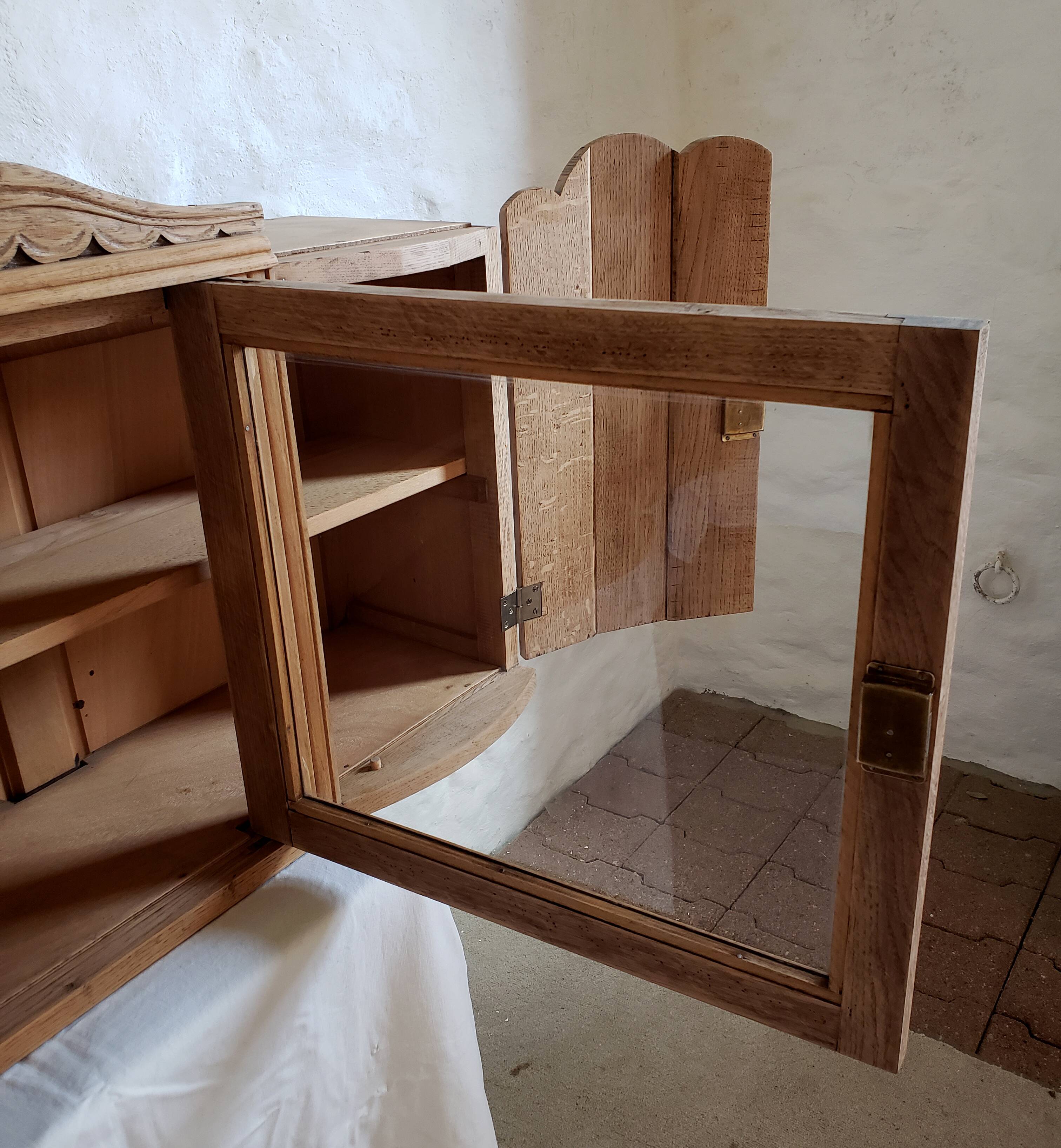 Art-deco wall showcase in raw oak