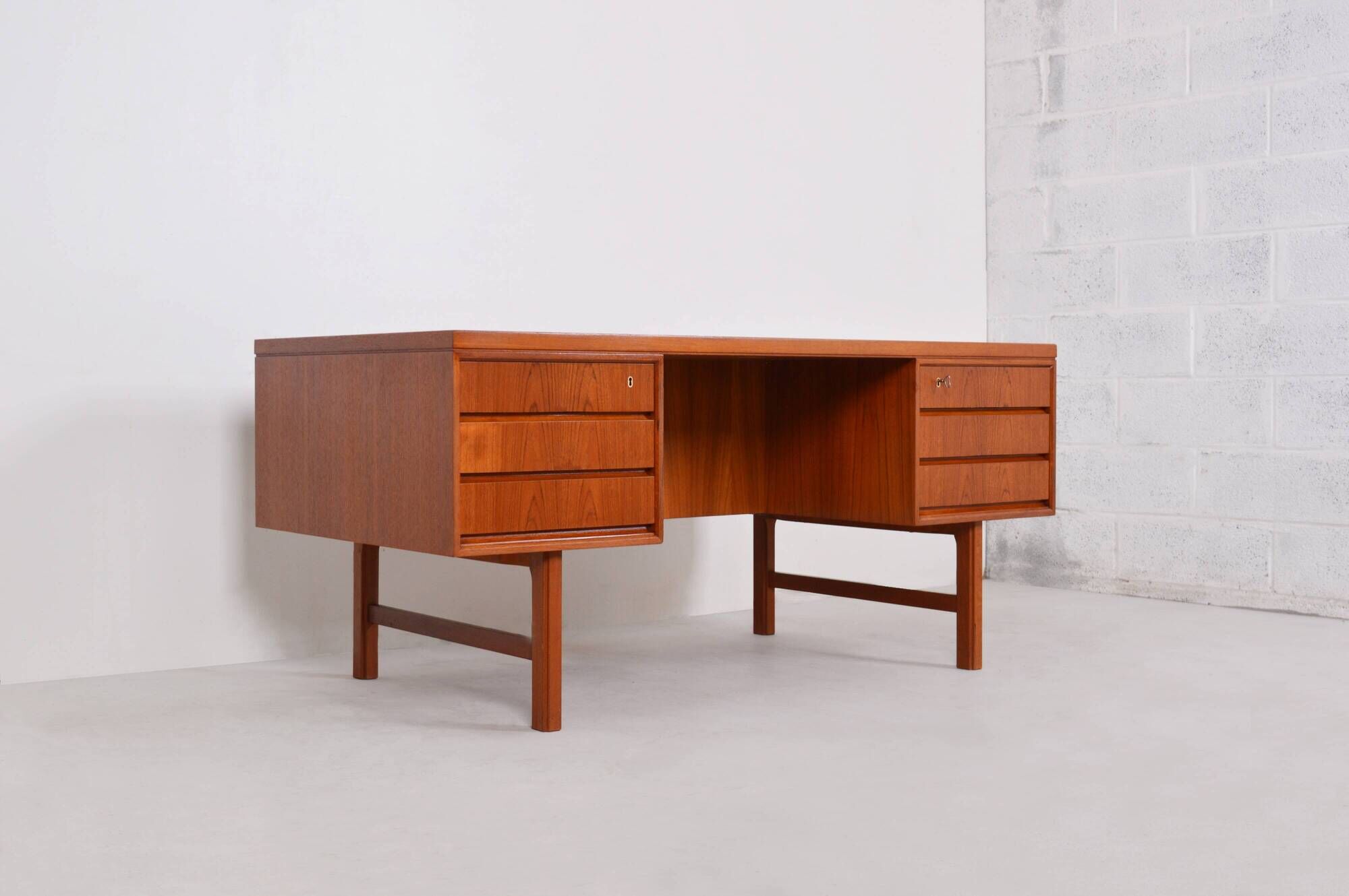 Large Scandinavian desk mod.76 in teak by Gunni Omann - 1960s