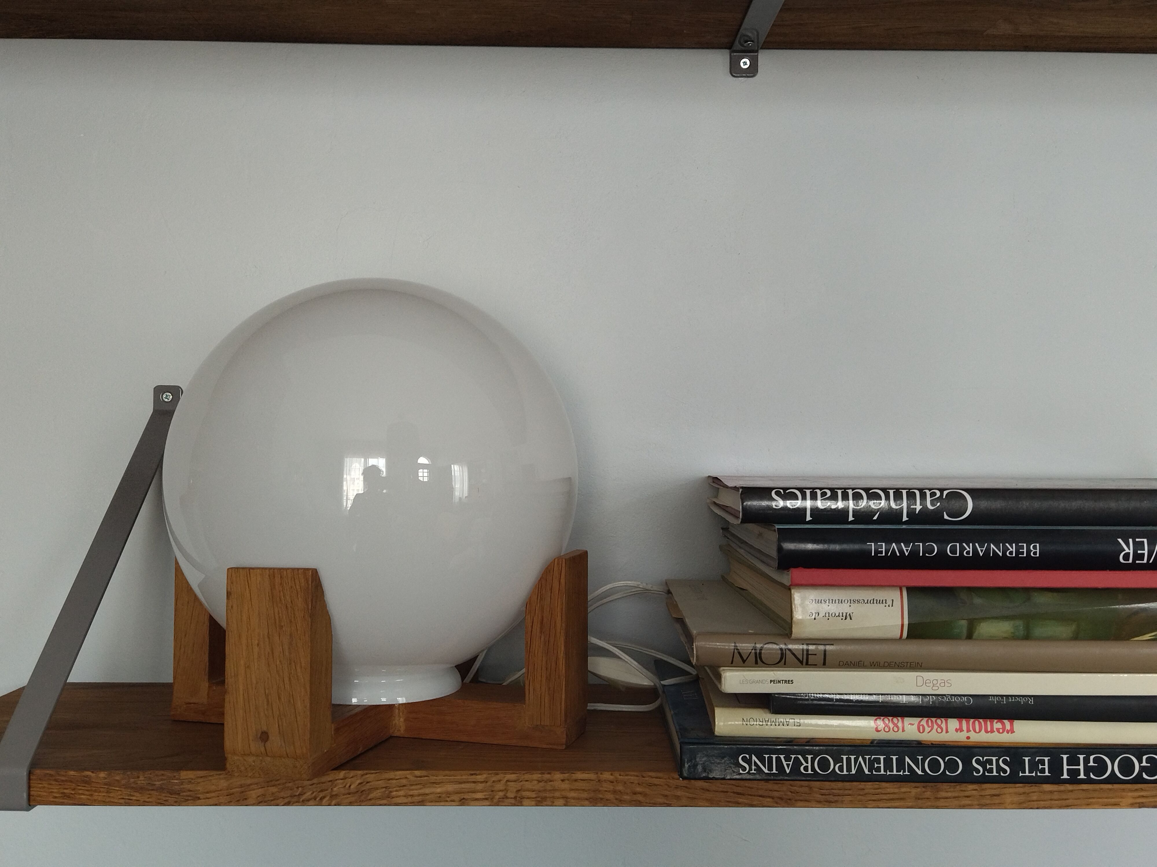 Table lamp in opaline and vintage wood