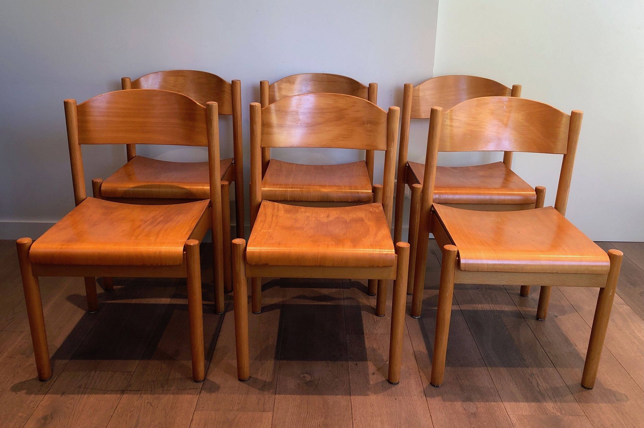 Suite de 6 chaises empilables en sapin