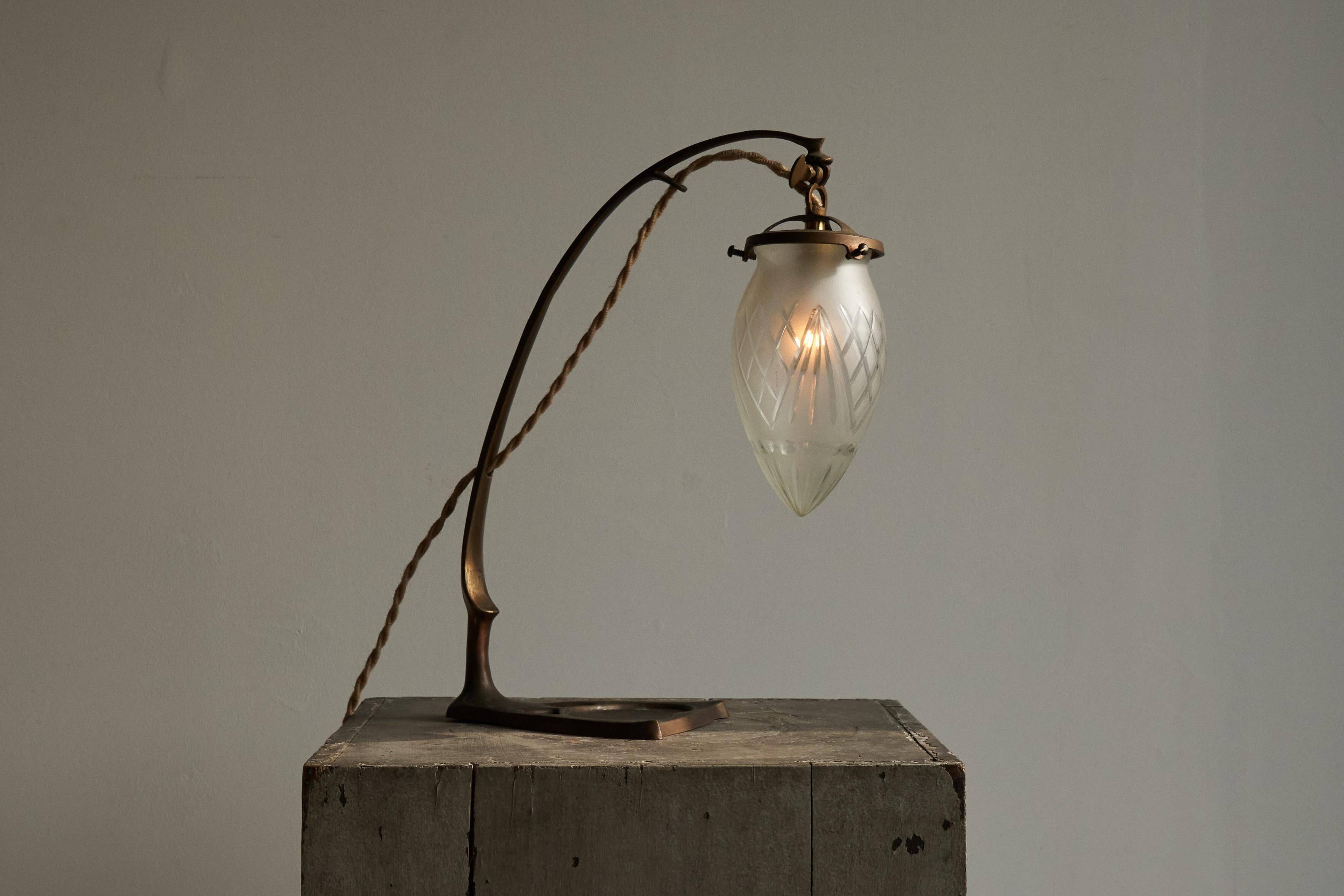 Art Nouveau table lamp in cast brass and engraved glass, 1920s