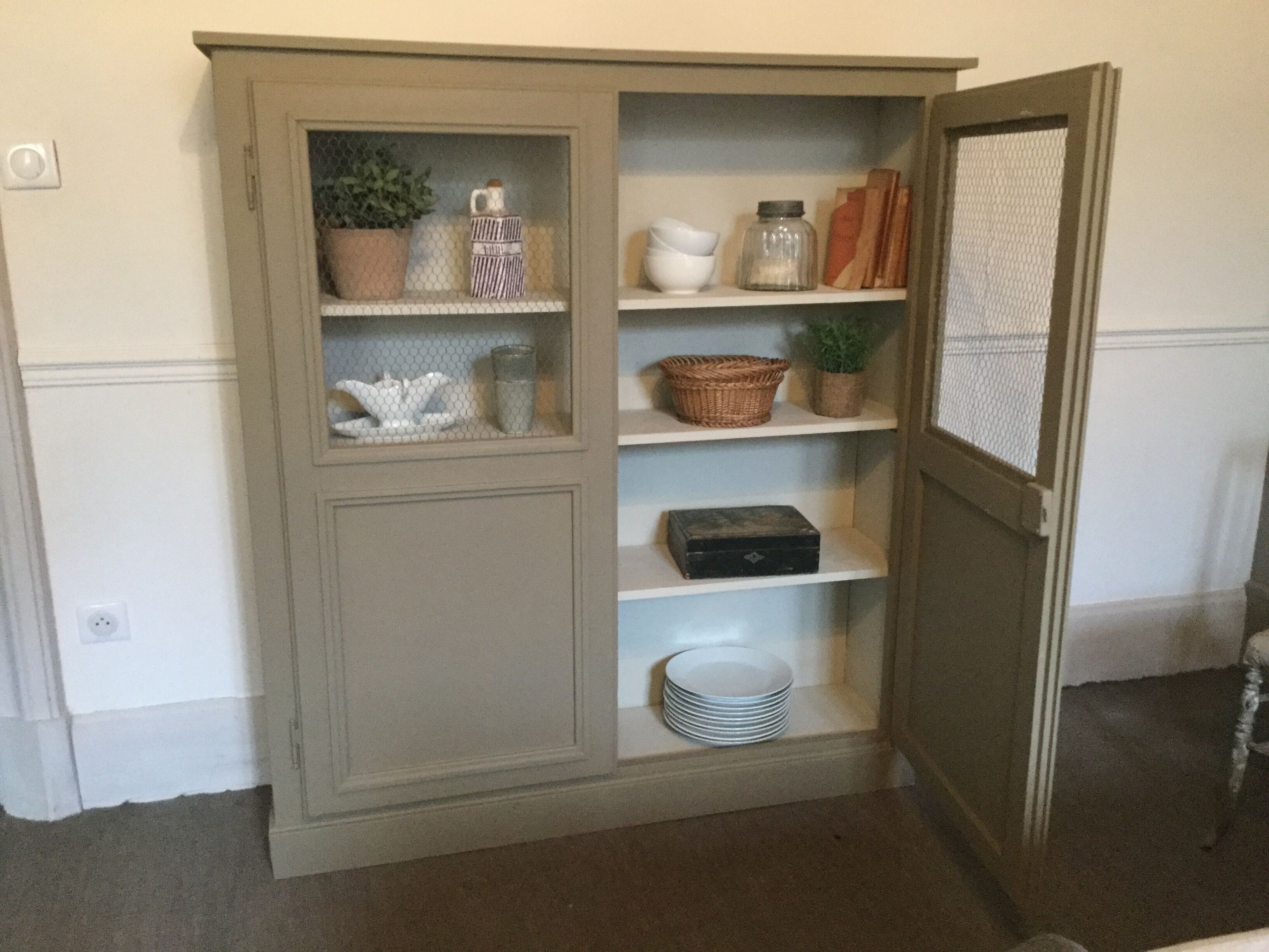 Armoire grillagée