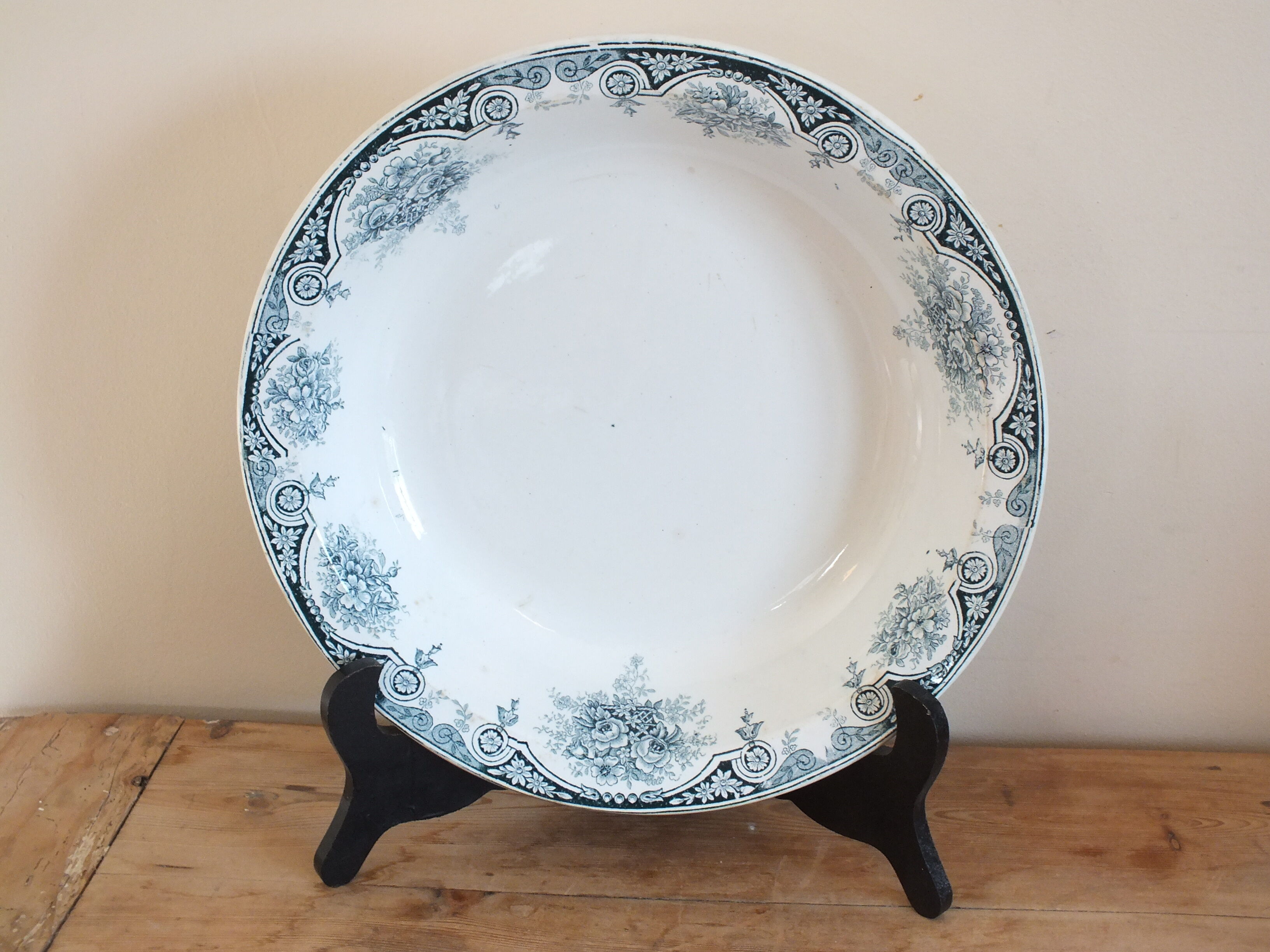 Hollow dish in Iron St Amand Pompadour