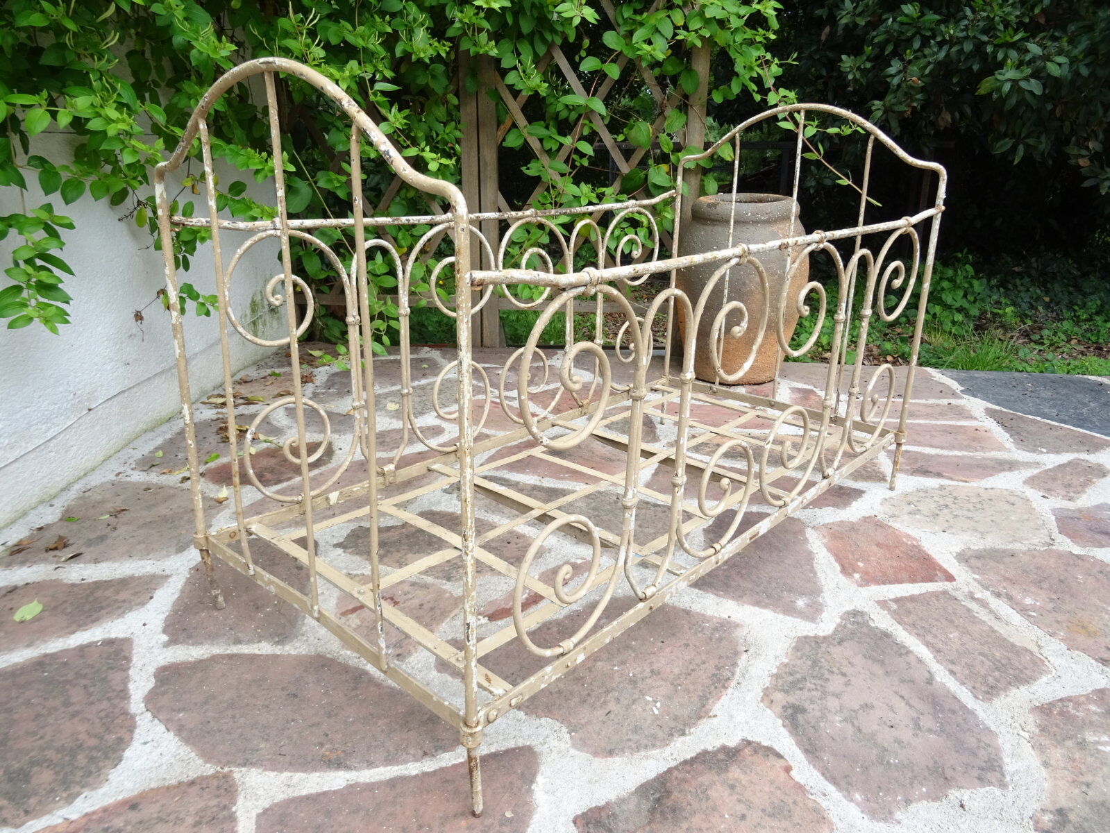 Lit banquette pliant en fer forgé