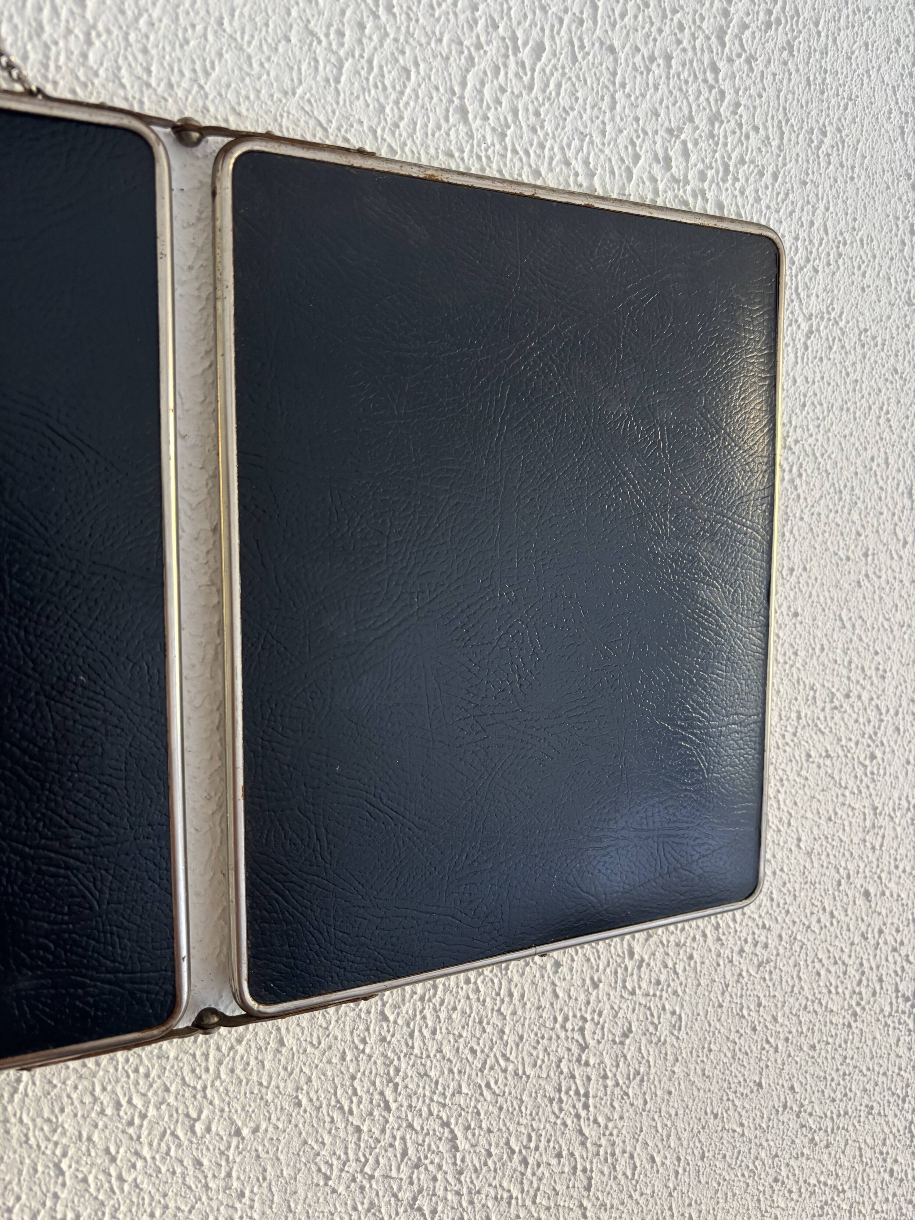 Miroir triptyque de barbier en simili cuir bleu, 1950