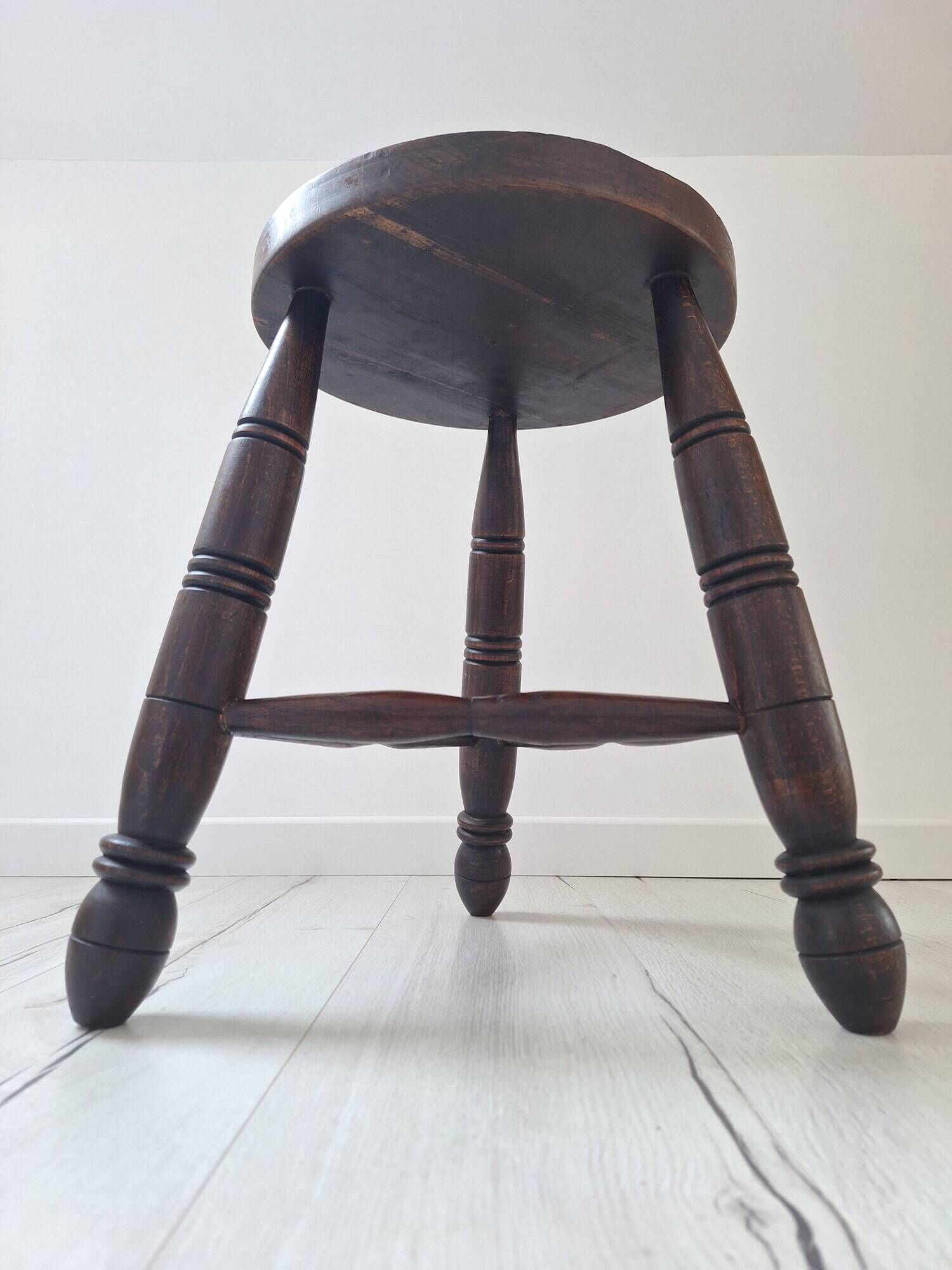 Tabouret tripode en bois massif