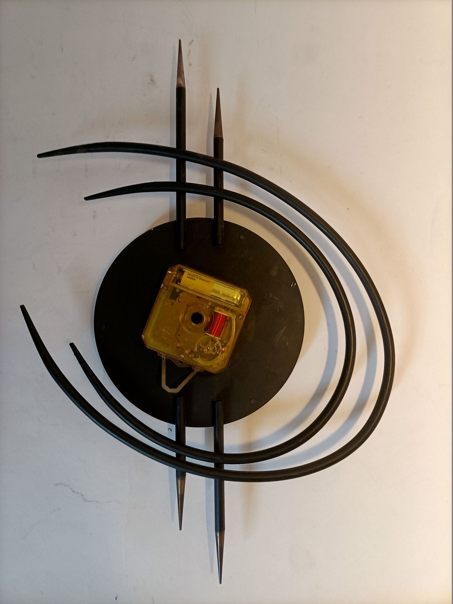 Horloge murale bayard  ortf en métal noir et laiton doré. 1960