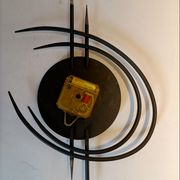Horloge murale bayard  ortf en métal noir et laiton doré. 1960