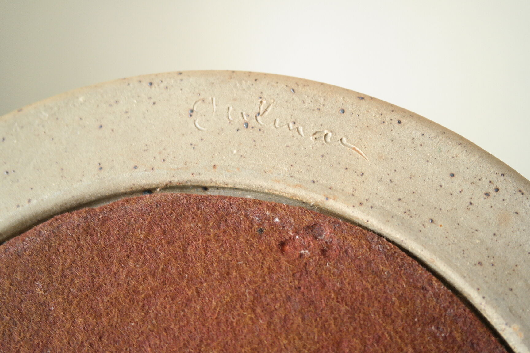 Artisanal round mirror in vintage green sandstone signed