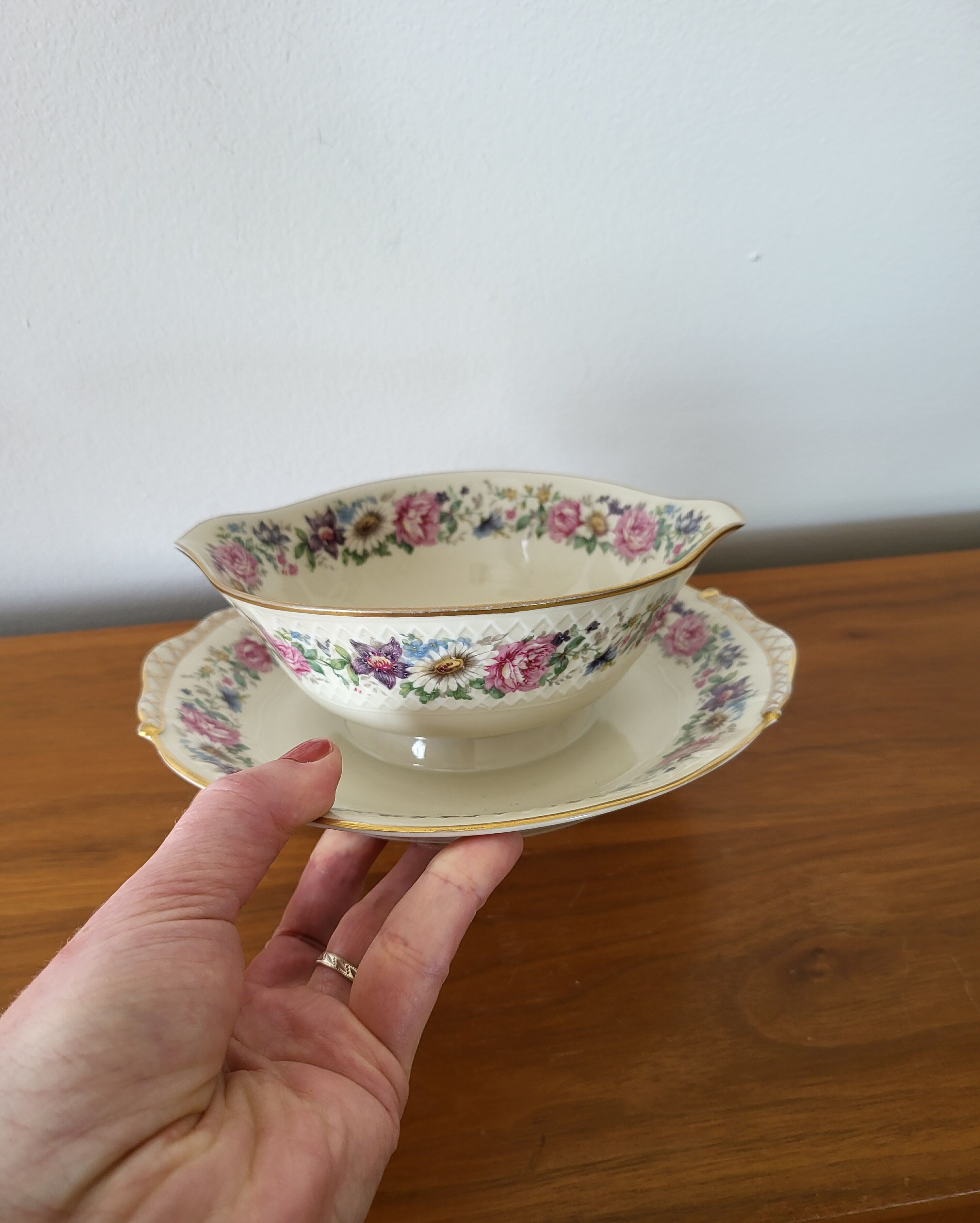 Limoges Bernardaud. Sauce boat in porcelain with floral decorations.