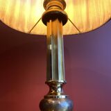 Lamp base in gilded brass, oval silk lampshade with a checkered pattern in burgundy.