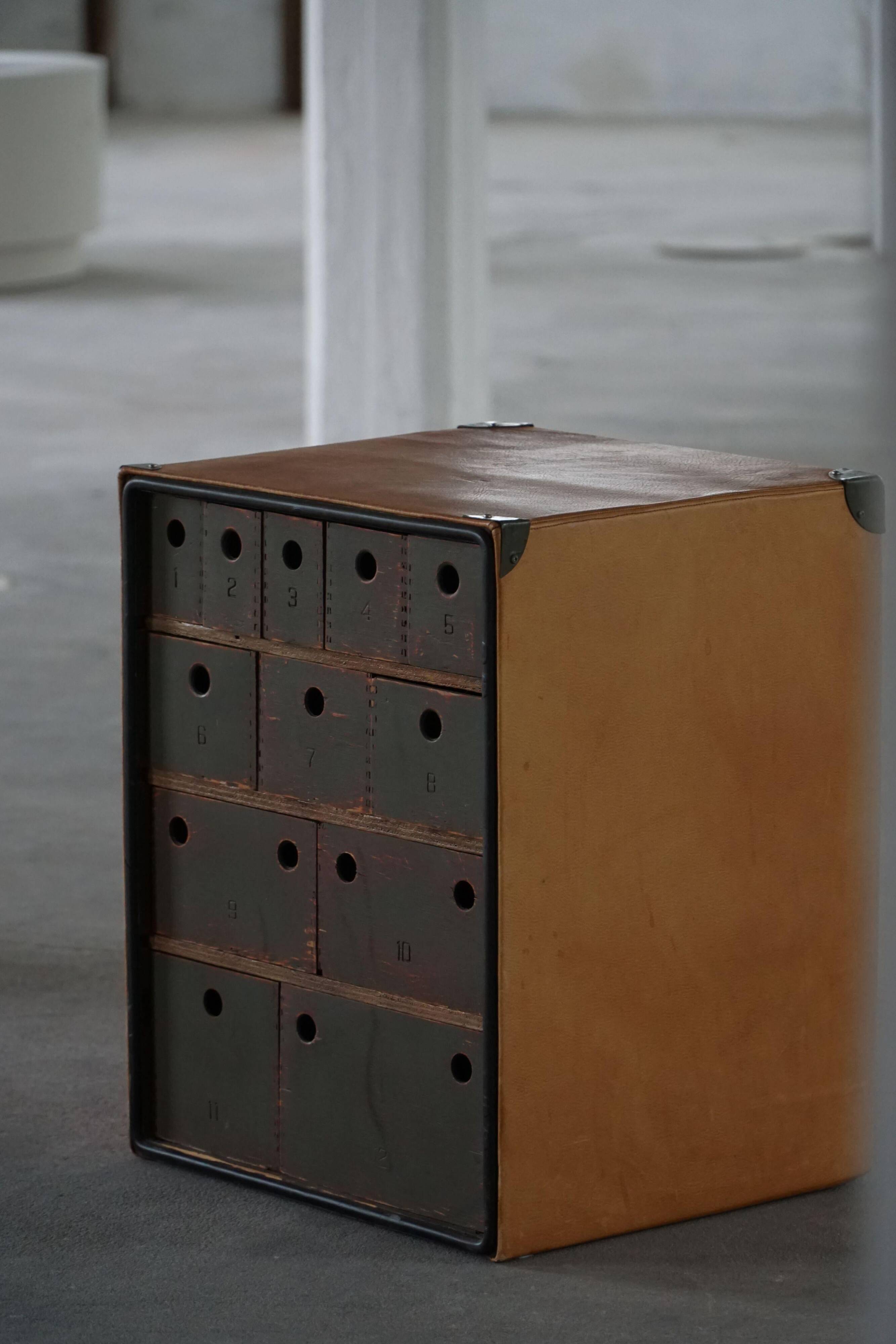 Vintage military-style trunk in leather and wood, late 20th century.