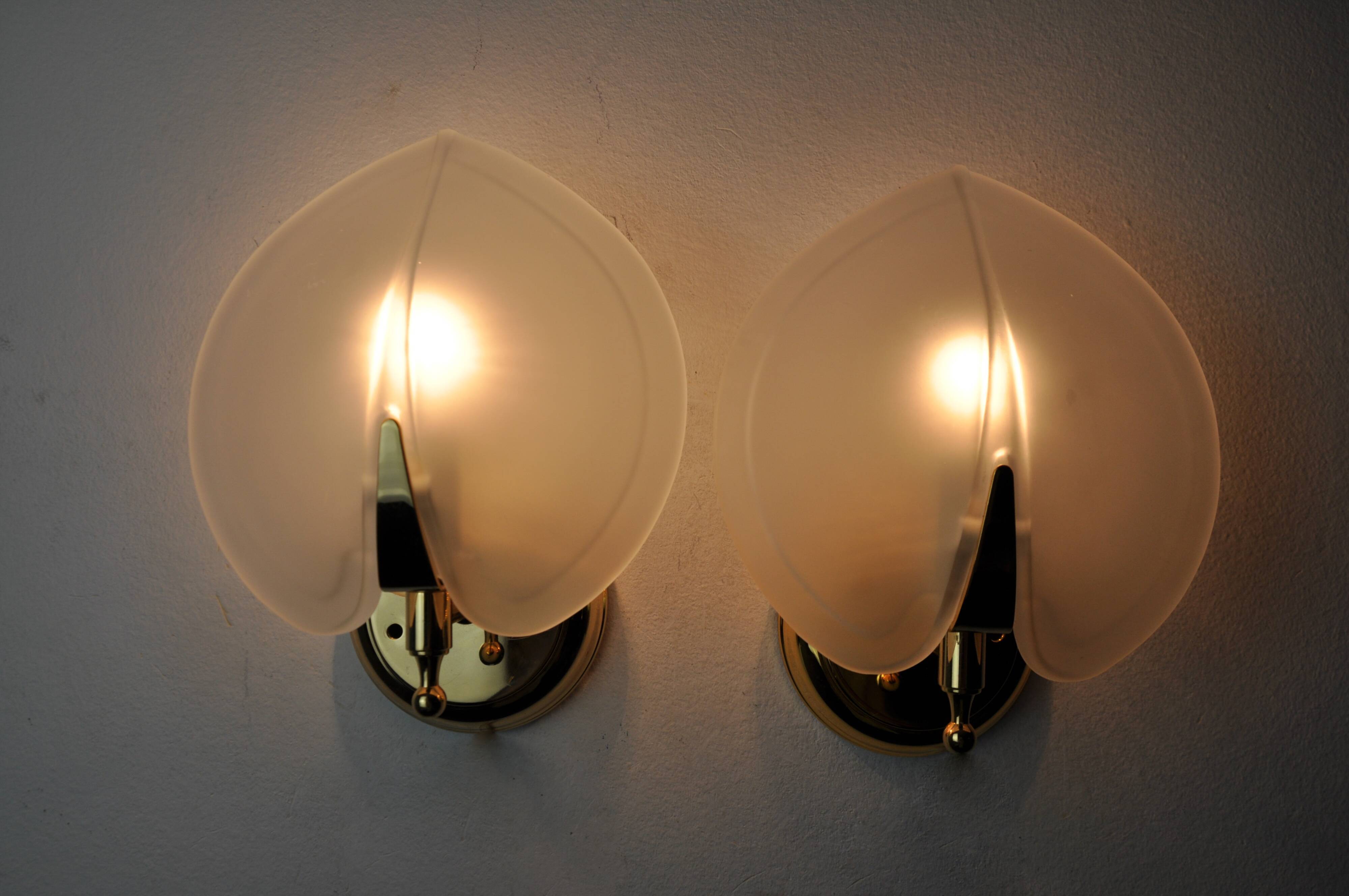 Pair of wall lamps "sheet" in opaque glass, murano, Italy 1980