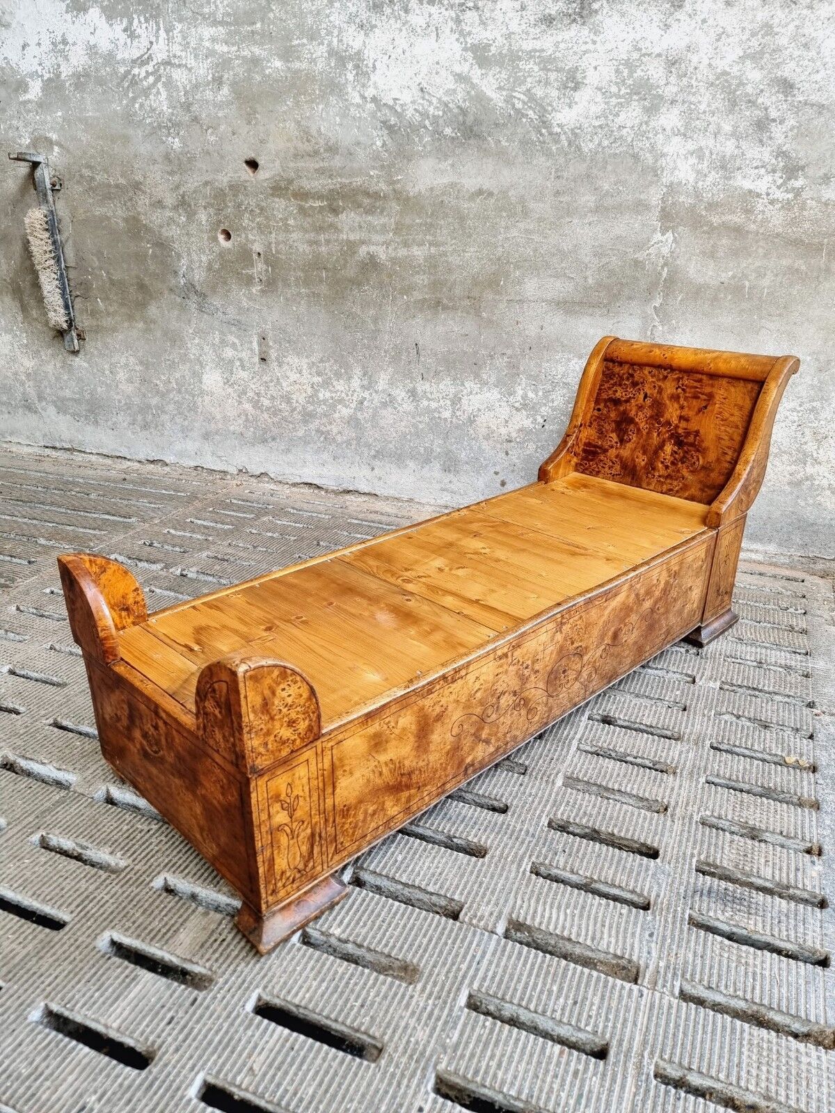 Antique chaise longue daybed Empire style walnut