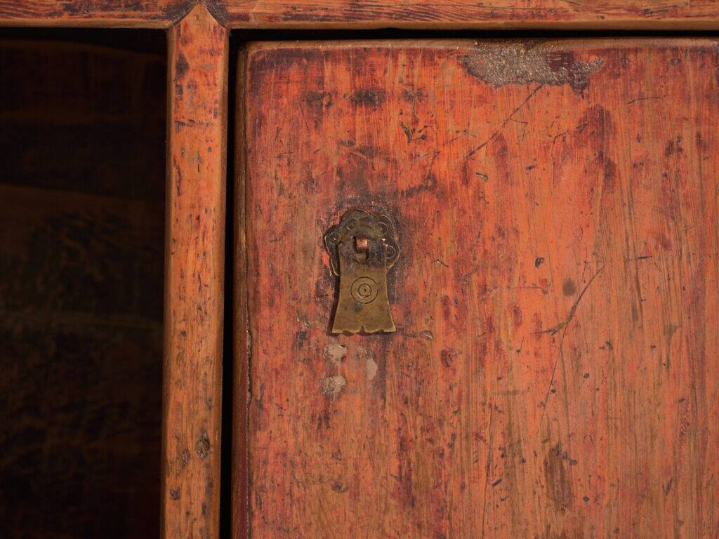 Meuble bas ancien en bois d’orme – Chine, vers 1900