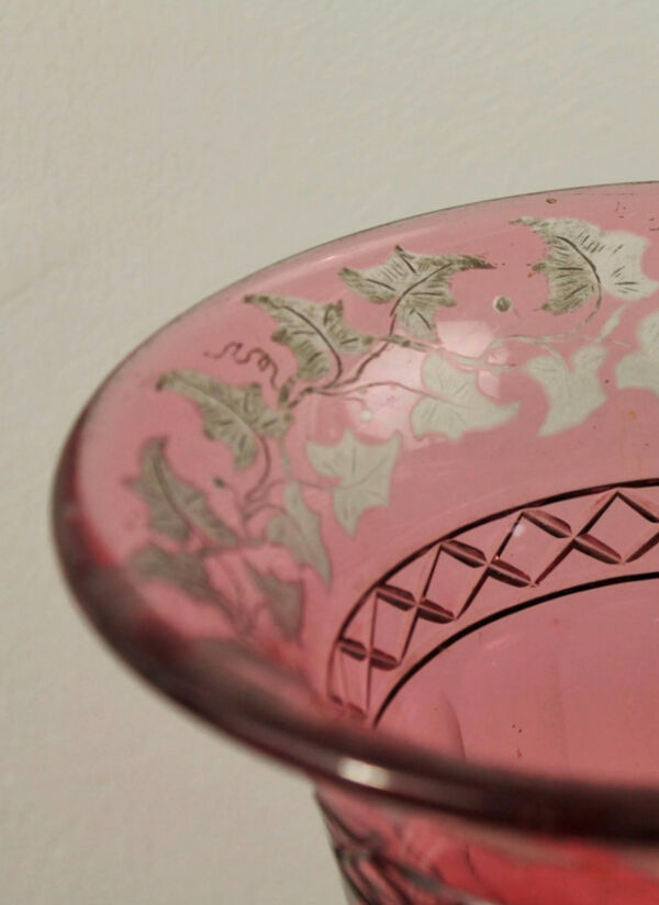 Vase en cristal rouge Bohème décoré de feuilles de vigne, 19e siècle