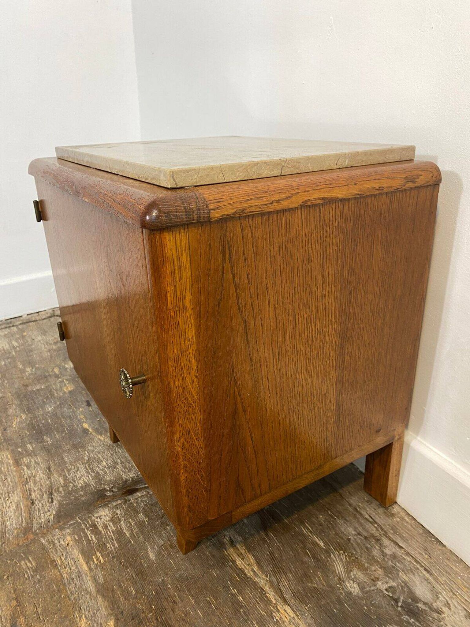 Petit meuble en bois à dessus de marbre, années 1950
