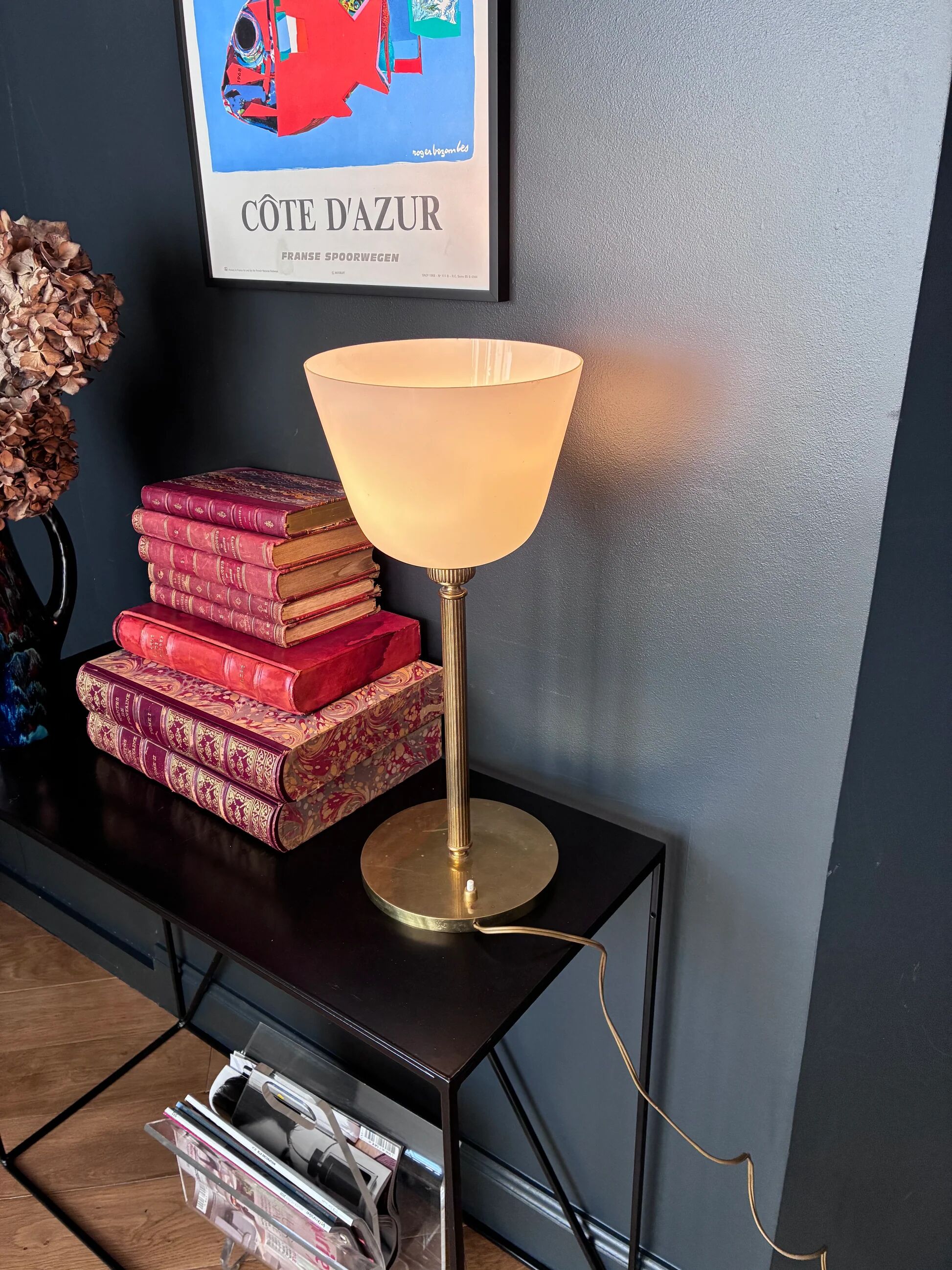 "Senator" lamp in brass and opaline.