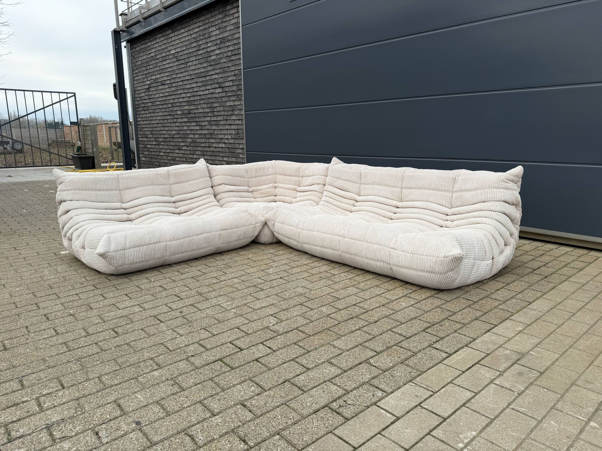 Ligne Roset Togo 3 places, 2 places et d'angle en velours côtelé beige
