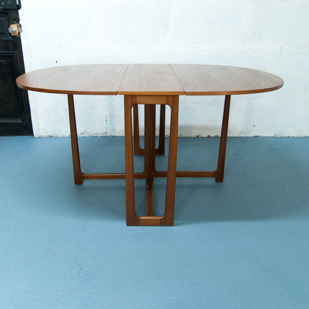 McIntosh round folding table