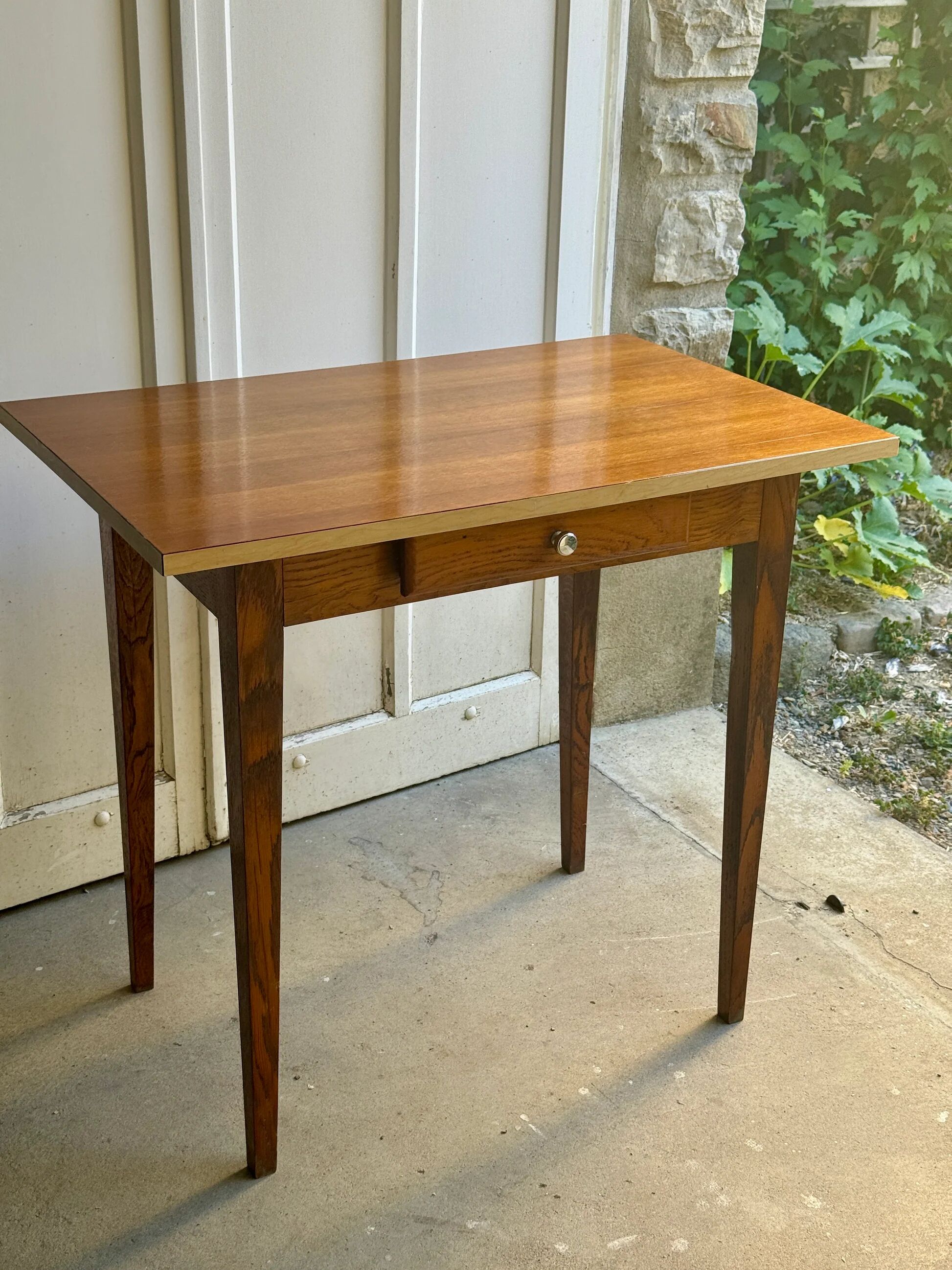 Petit bureau / table en bois et formica