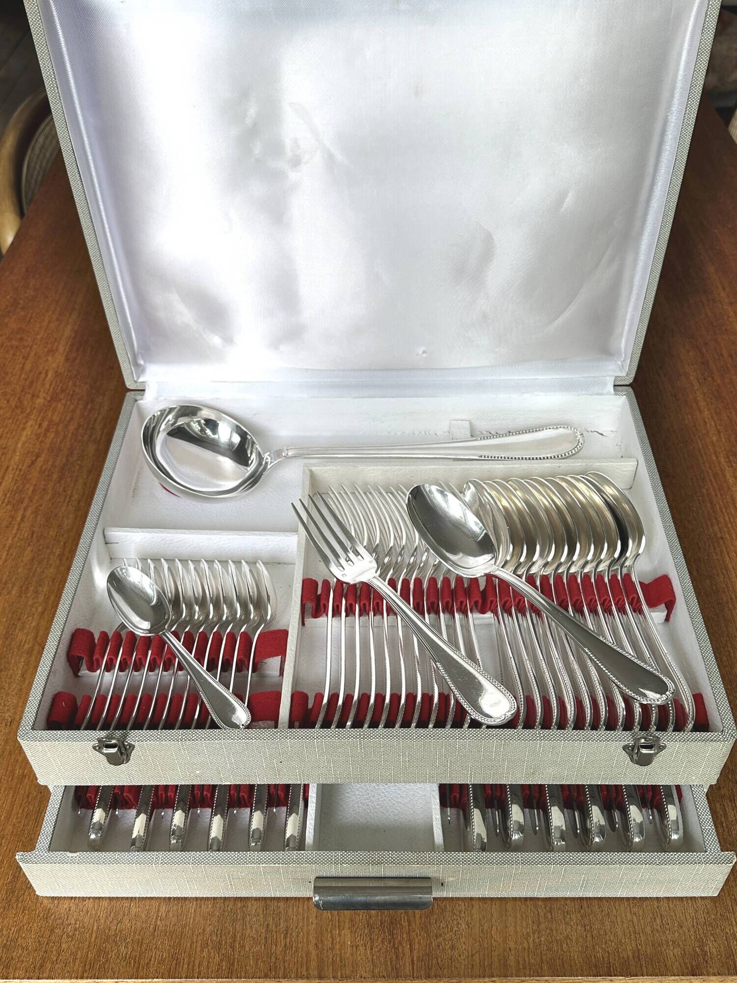 Complete silver-plated cutlery set of 61 pieces, Pearls model - in good condition.