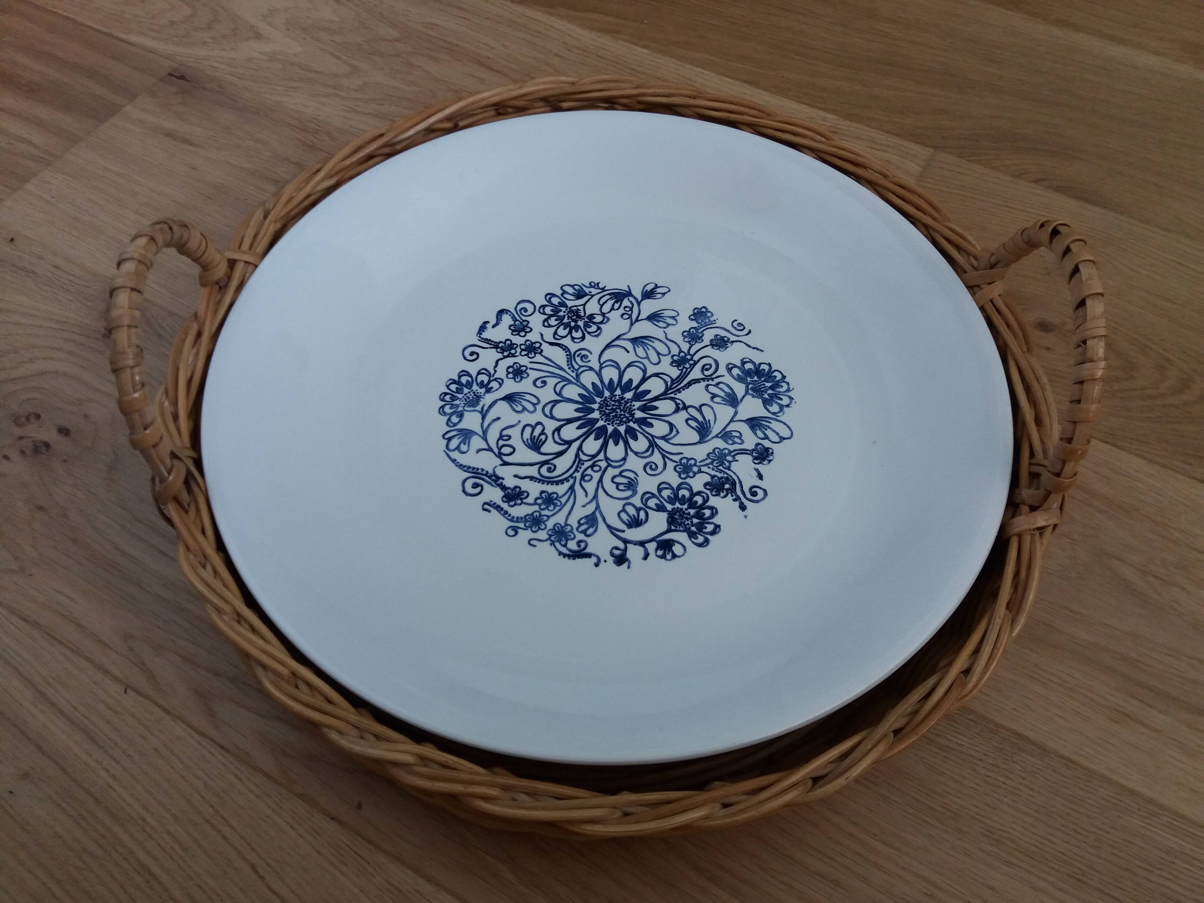 Round wicker tray basket