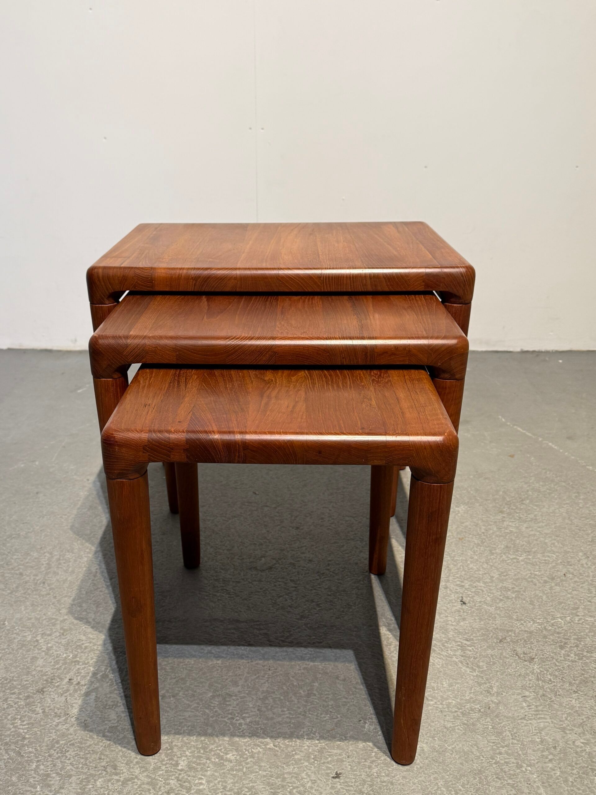 Tables gigognes en teck par Bramin